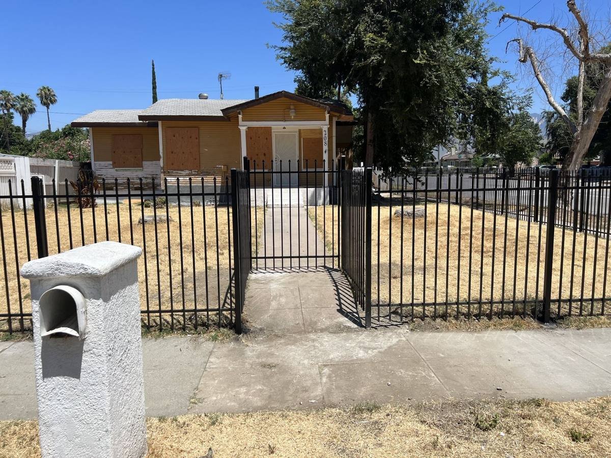 Spear-top iron fence and walk gate for a front yard